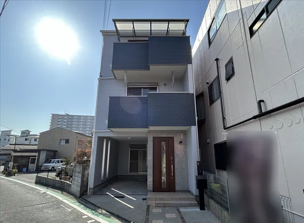 【外観】駐車スペース付、木造3階建ての戸建住居です。