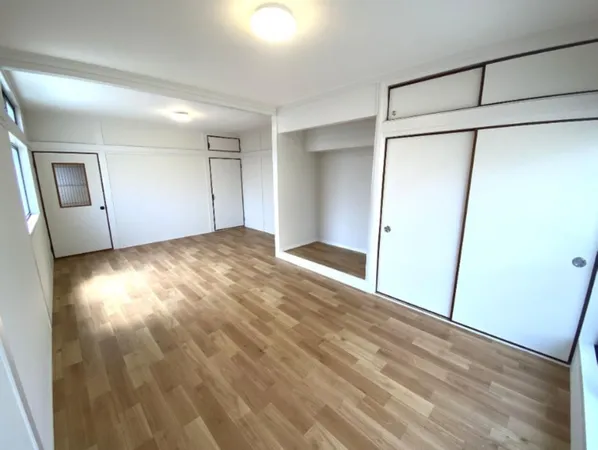 【洋室（約12.0帖）】3階にある約12.0帖の洋室には収納スペースが設けられており、お部屋を広く利用するのに役立ちそうです。※写真中の家具・家電は売買価格に含まれません。