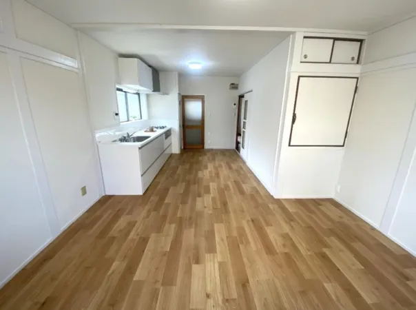 【リビング】LDKは約12.0帖あります。2階部分にあるため、どこのお部屋にいても出入りがしやすそうです。※写真中の家具・家電は売買価格に含まれません。