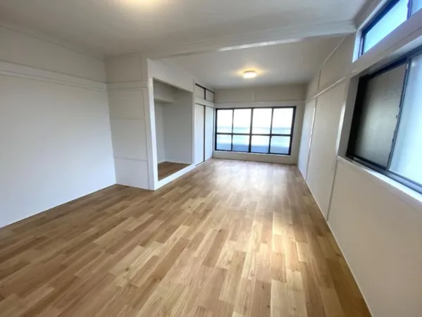 【洋室（約12.0帖）】3階にある約12.0帖の洋室です。窓は北側にあり、バルコニーへの出入りが可能な大きな窓となっています。※写真中の家具・家電は売買価格に含まれません。