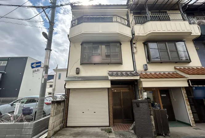 【外観】建物面積108.75平米、3階建ての戸建住宅です。