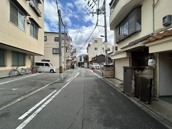 【前面道路含む外観】