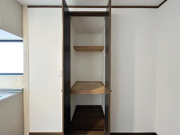 【DK収納】ダイニングキッチンにある収納スペースです。日用品などのストック場所として活用できそうです。