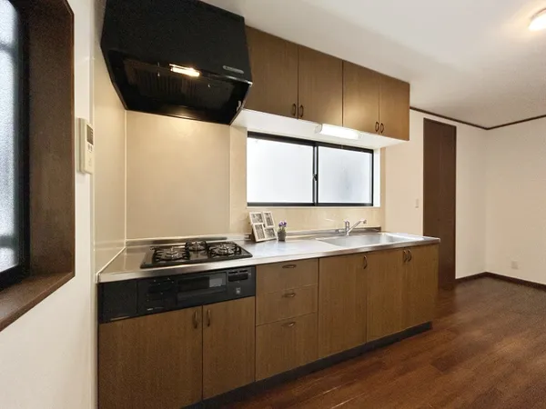 【キッチン】キッチン台は壁付タイプの物が採用されています。作業に集中しやすく、家事の効率が高まりそうです。※写真中の家具・家電は売買価格に含まれません。