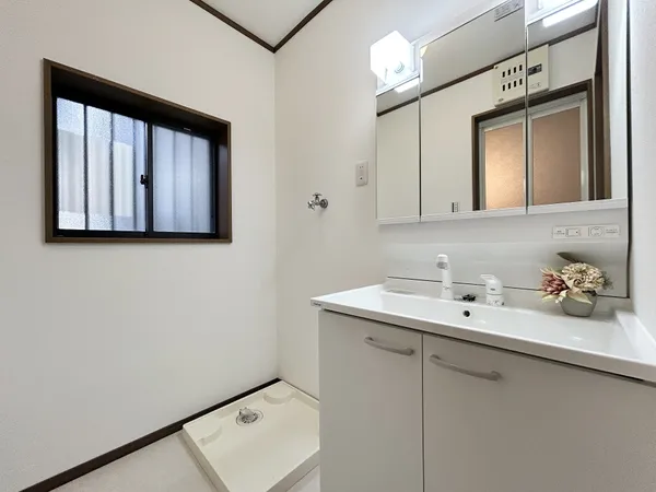 【洗面室】洗面室は1階部分にあります。※写真中の家具・家電は売買価格に含まれません。