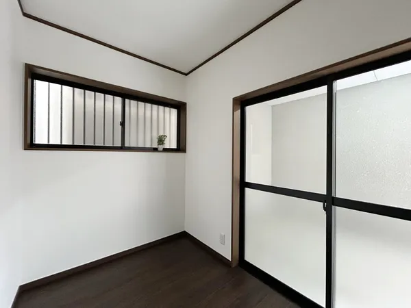 【納戸（約3.0帖）】1階にあるサービススペースです。※写真中の家具・家電は売買価格に含まれません。