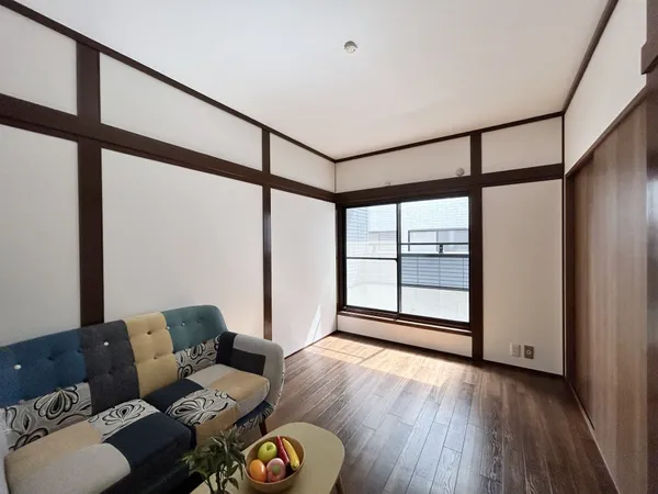 【洋室（約5.0帖）】2階にある約5.0帖の洋室には南向きに大きな窓が設置されています。※写真中の家具・家電は売買価格に含まれません。