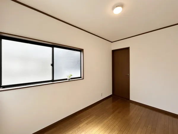 【洋室（約4.3帖・南）】3階にある約4.3帖の洋室です。階段を上がって正面にあるお部屋になります。※写真中の家具・家電は売買価格に含まれません。