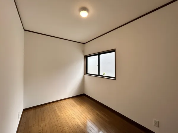 【洋室（約4.3帖・南）】※写真中の家具・家電は売買価格に含まれません。