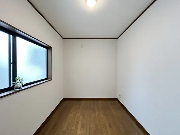 【洋室（約4.3帖・北）】※写真中の家具・家電は売買価格に含まれません。