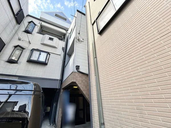 【外観】駐車スペース付、3階建て戸建て住宅。