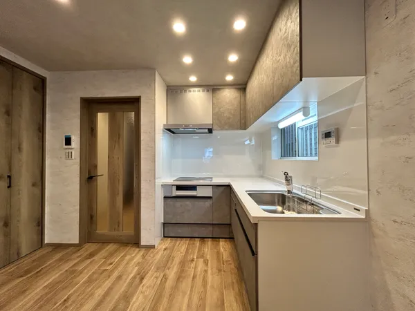 【キッチン】壁付タイプのキッチンは作業に集中しやすく、家事の効率が高まりそうです。また、汚れも飛び散りにくく、お掃除もしやすくなっています。