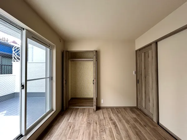 【洋室（約6.0帖・南）】2階の約6.0帖の洋室です。フローリングのお部屋の為、お掃除がしやすくなっています。