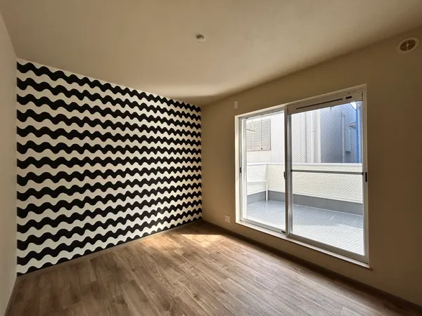 【洋室（約6.0帖・南）】約6.0帖の洋室には南向きに大きな窓が設置されており、外の空気や陽光をたくさん取り込むことが可能になっています。