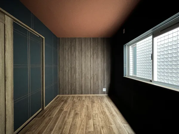 【洋室（約5.5帖）】2階、約5.5帖の洋室には東向きに窓が設置されています。