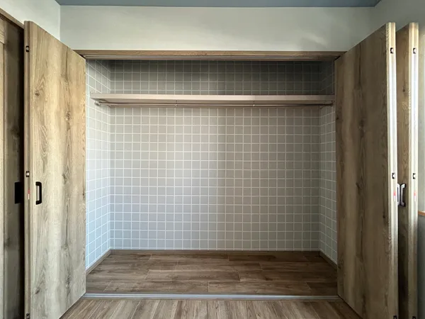 【収納（約6.0帖・北）】約6.0帖の洋室にある収納スペースです。幅が広く収納力が高いため、お部屋を広く利用するのに役立ちそうです。