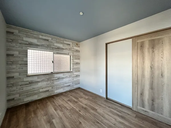 【洋室（約6.0帖・北）】2階の約6.0帖の洋室には北側と東側の2面に窓が設置されています。