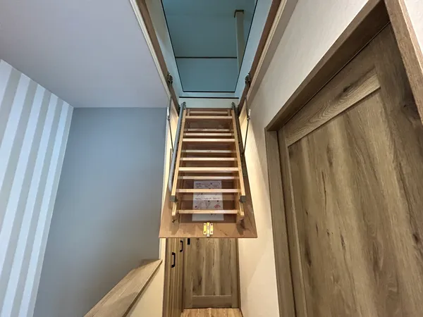 【階段】屋根裏収納庫へ出入りする階段です。
