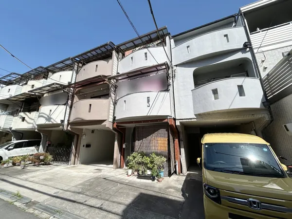 【外観】木・鉄筋コンクリート造3階建ての戸建住宅です。