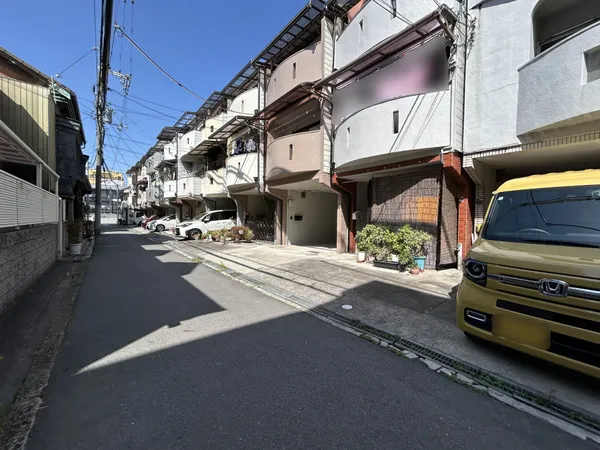 【前面道路含む外観】