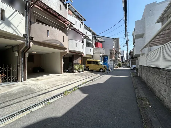 【前面道路含む外観】