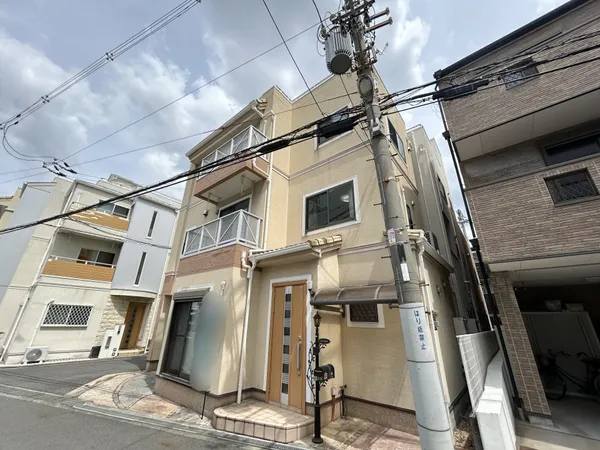 【外観】3階建て、ルーフバルコニー付きの戸建住宅です。ぜひ、お気軽にお問い合わせください。