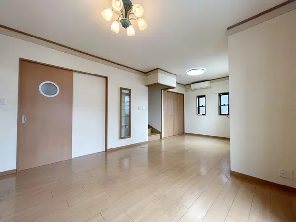 【リビング】LDKは約17.2帖あります。床暖房付で、冬の寒い日でも暖かく過ごすことができそうです。※写真中の家具・家電は売買価格に含まれません。