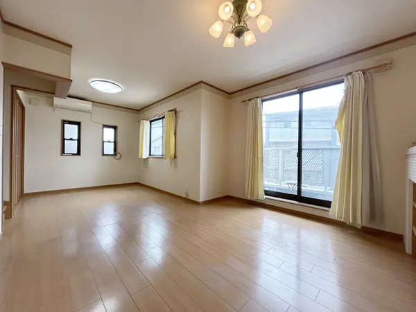 【リビング】リビングには西側に大きな窓が設置されています。2階のバルコニーへの出入口となっており、外の空気や陽光をたくさん取り込むことが可能です。※写真中の家具・家電は売買価格に含まれません。