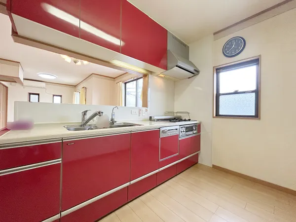 【キッチン】キッチン田はリビングと対面式に設置されています。作業をしながらでもお互いに見守ることができ、安心です。※写真中の家具・家電は売買価格に含まれません。