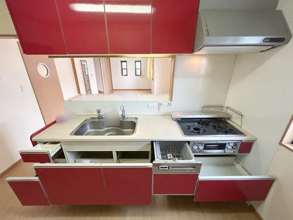 【キッチン】食洗機付きのシステムキッチンの為、家事の効率が高まりそうです。※写真中の家具・家電は売買価格に含まれません。