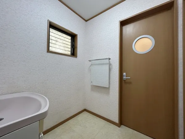 【洗面室】洗面室は1階部分にあります。玄関から近い位置にあり、衛生面にも配慮された間取りとなっています。