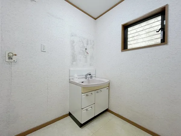 【洗面室】洗面室内には西向きに窓があります。