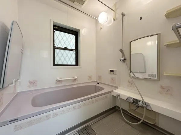 【浴室】浴室内には東向きに窓が設置してあり、自然換気が可能となっています。