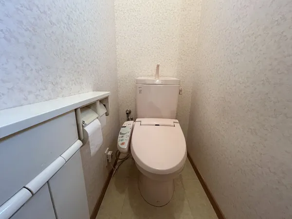 【トイレ（2階）】2階にあるトイレです。※写真中の家具・家電は売買価格に含まれません。