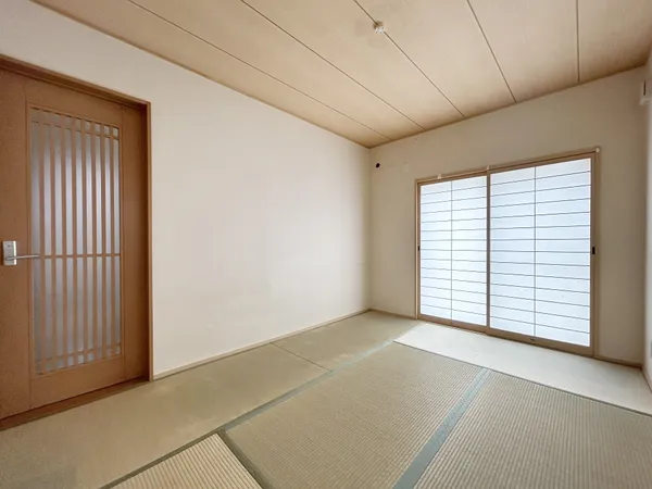 【和室（約6.0帖）】約6.0帖の和室には西向きに窓が設置してあります。内障子付きの為、外の光が優しくお部屋に差し込みます。