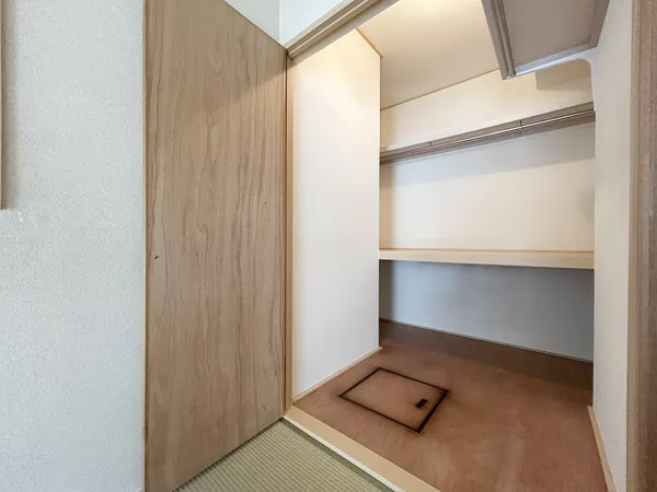 【和室収納（約6.0帖）】和室にある収納スぺ―スです。収納力が高く、お部屋を広く利用するのに役立ちそうです。