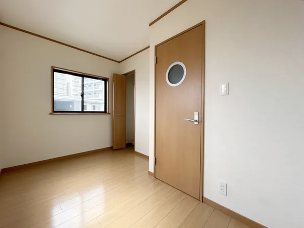 【洋室（約4.5帖・南）】3階にある約4.5帖のお部屋です。階段を上がって左手にあるお部屋になります。窓は西側と南側にあります。