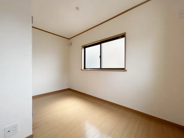 【洋室（約4.5帖・南）】3階の約4.5帖の洋室です。フローリングのお部屋の為、お掃除がしやすくなっています。