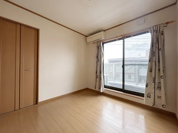 【洋室（約4.5帖・北）】3階の約4.5帖の洋室です。西側にはバルコニーへの出入りが可能な大きな窓が設置してあります。※写真中の家具・家電は売買価格に含まれません。