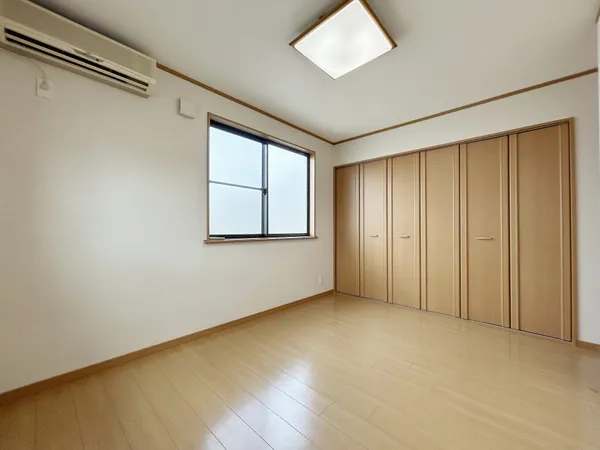 【洋室（約6.2帖）】3階にある約6.2帖の洋室です。階段を上がって右側にあるお部屋になります。※写真中の家具・家電は売買価格に含まれません。