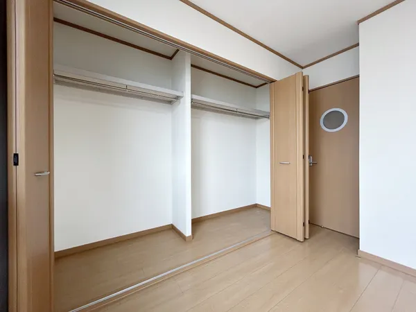 【収納（約6.2帖）】3階の約6.2帖の洋室にある収納スペースです。幅が広く収納力が高いため、お部屋を広く利用するのに役立ちそうです。