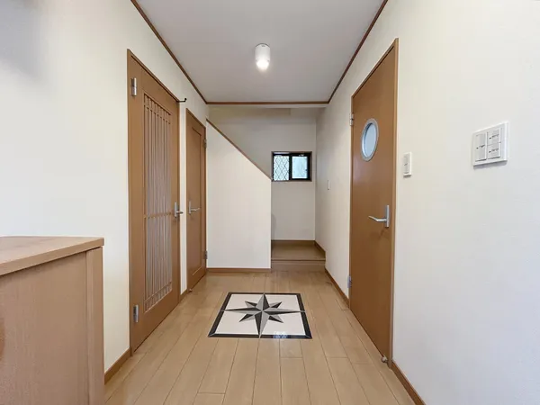 【廊下（1階）】1階、玄関側から見た廊下です。※写真中の家具・家電は売買価格に含まれません。
