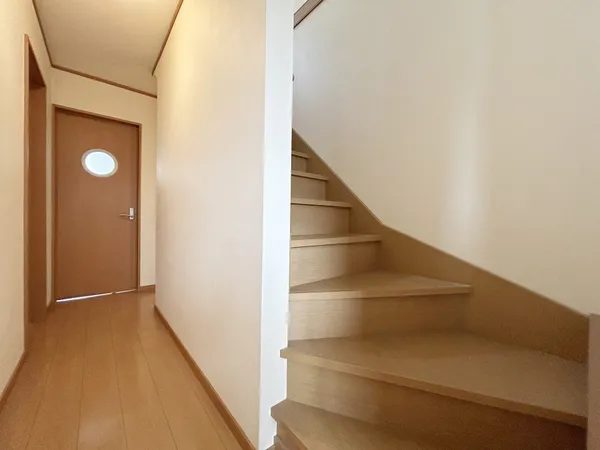 【廊下・階段（3階）】3階の廊下です。ルーフバルコニーへ通じる階段があります。