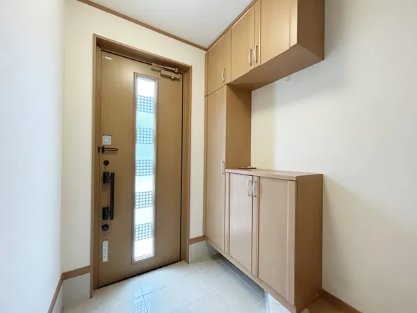 【玄関】玄関に入って左手にはシューズボックスがあります。フロートタイプの為、お掃除がしやすく、カビ予防にも役立ちます。※写真中の家具・家電は売買価格に含まれません。