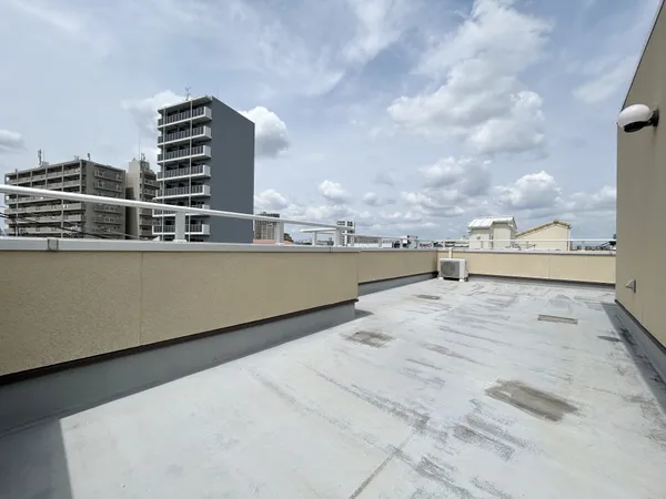 【ルーフバルコニー】3階の階段を上がると、ルーフバルコニーがあります。