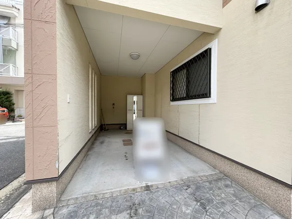 【駐車スペース】ビルドインガレージとなっており、雨風から車を守ることができます。※写真中の家具・家電は売買価格に含まれません。