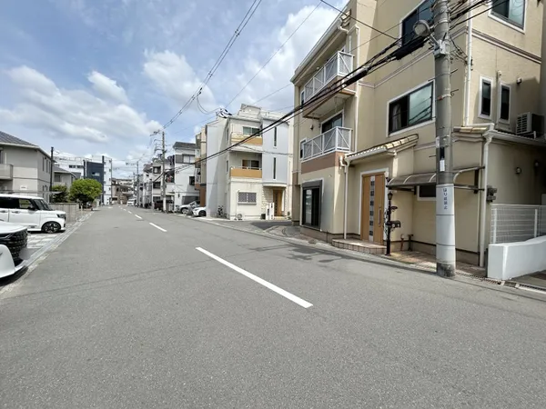 【前面道路含む外観（西）】西側の前面道路は幅員約8.0ｍあります。