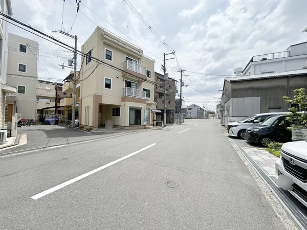 【前面道路含む外観】