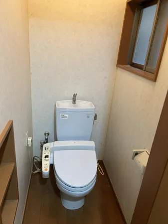 2階のトイレです。一階と同様窓がついています。壁には棚もあり、収納スペースにも困りません。