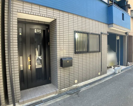 玄関横に駐車スペースがございます。